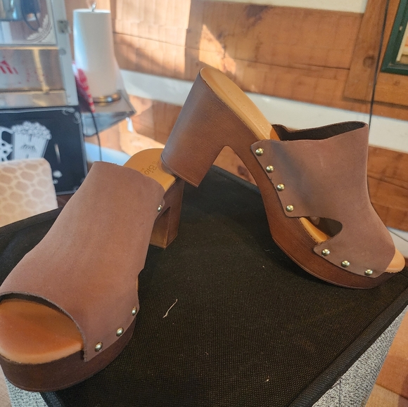 13 pairs of sandals/heels/booties. All in excellent shape. From 71/2-8 sizes. - Picture 13 of 13